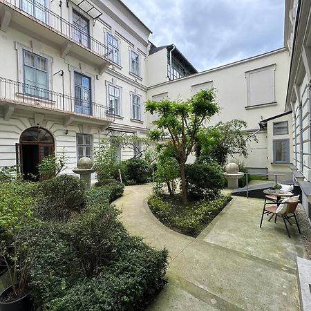 Appartamento Hidden Gem With Terrace On The Andrassy Fashion Road Budapest Esterno foto