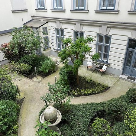 Appartamento Hidden Gem With Terrace On The Andrassy Fashion Road Budapest Esterno foto