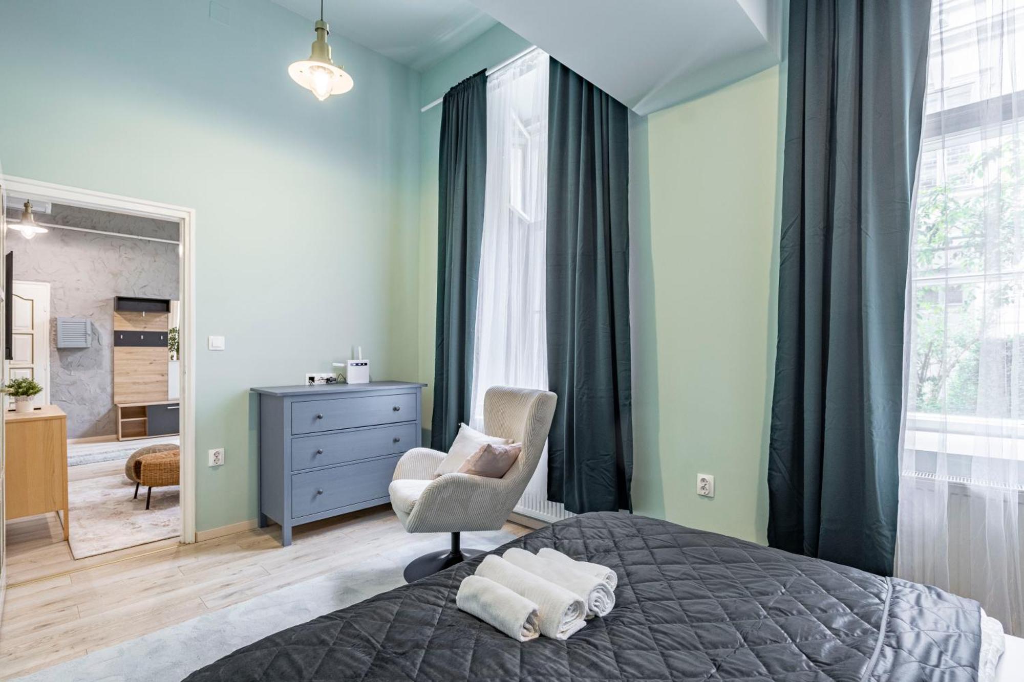 Appartamento Hidden Gem With Terrace On The Andrassy Fashion Road Budapest Esterno foto