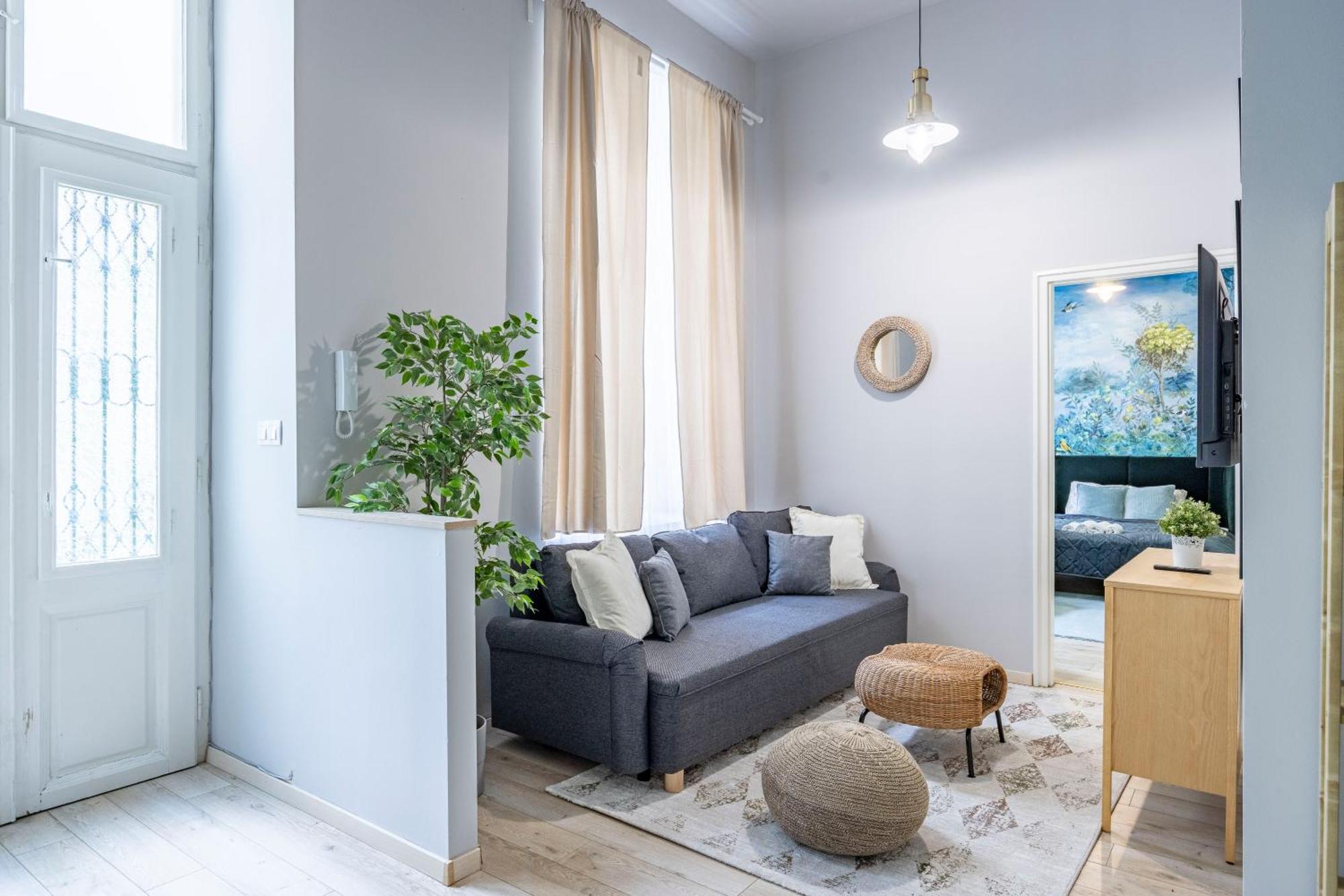 Appartamento Hidden Gem With Terrace On The Andrassy Fashion Road Budapest Esterno foto