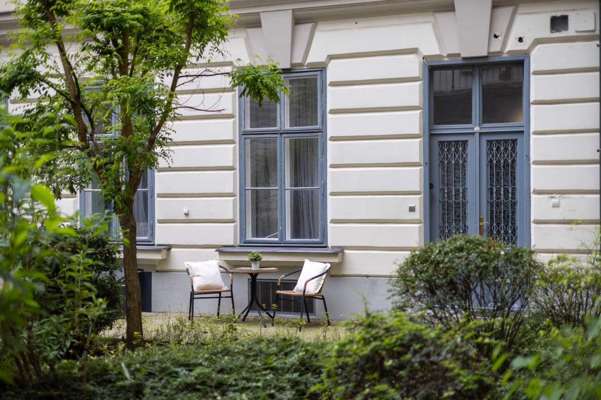 Appartamento Hidden Gem With Terrace On The Andrassy Fashion Road Budapest Esterno foto