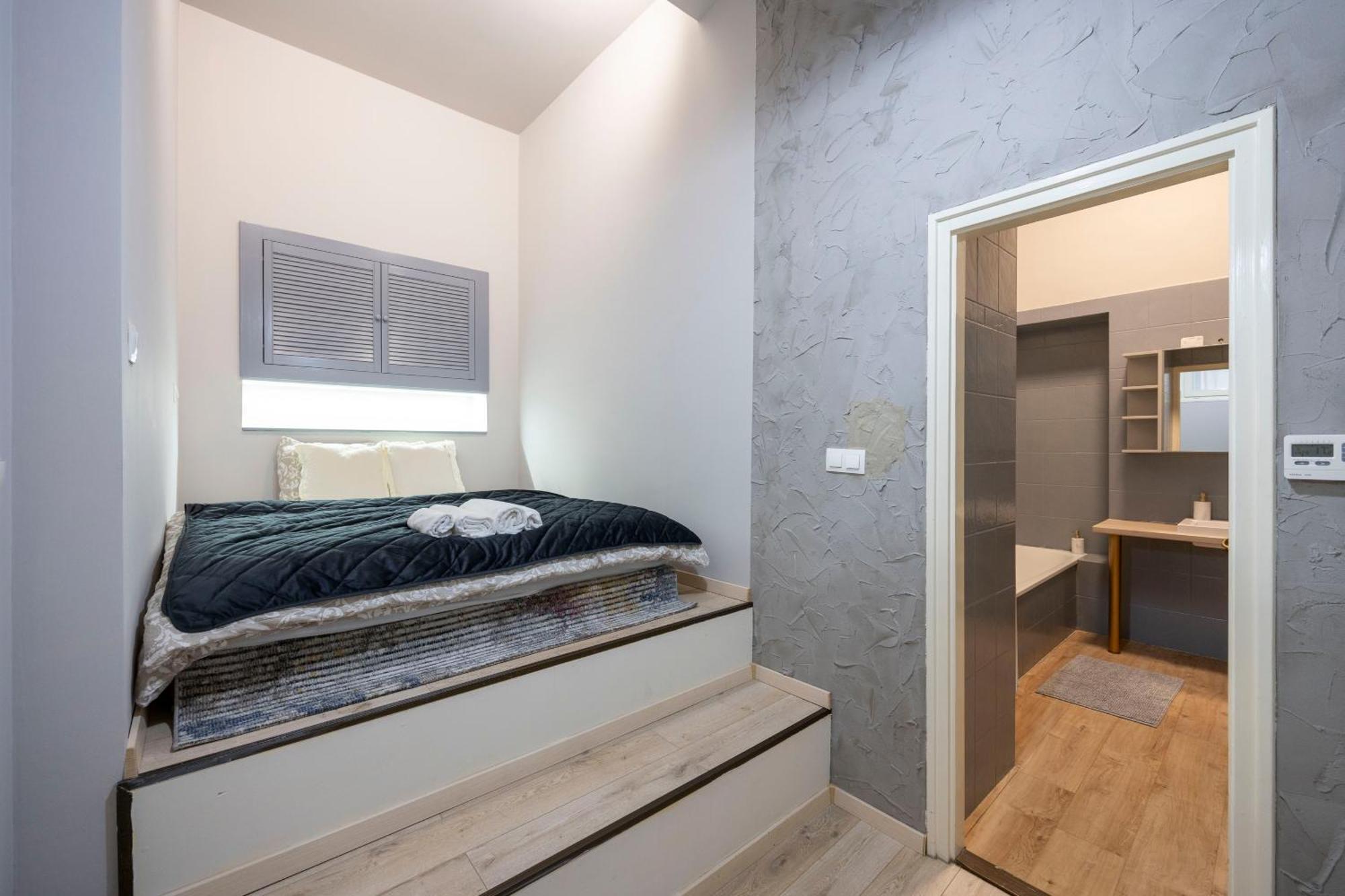 Appartamento Hidden Gem With Terrace On The Andrassy Fashion Road Budapest Esterno foto