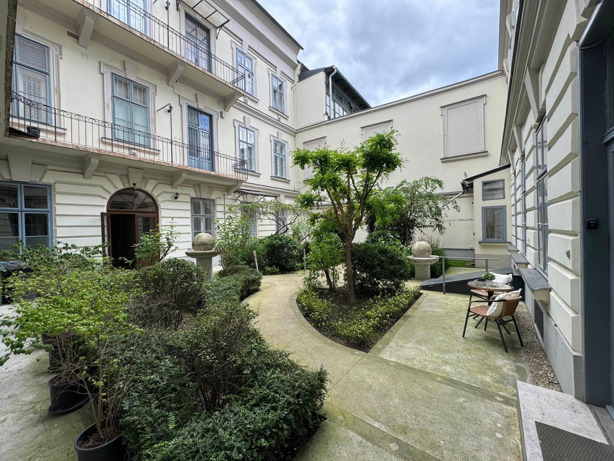 Appartamento Hidden Gem With Terrace On The Andrassy Fashion Road Budapest Esterno foto