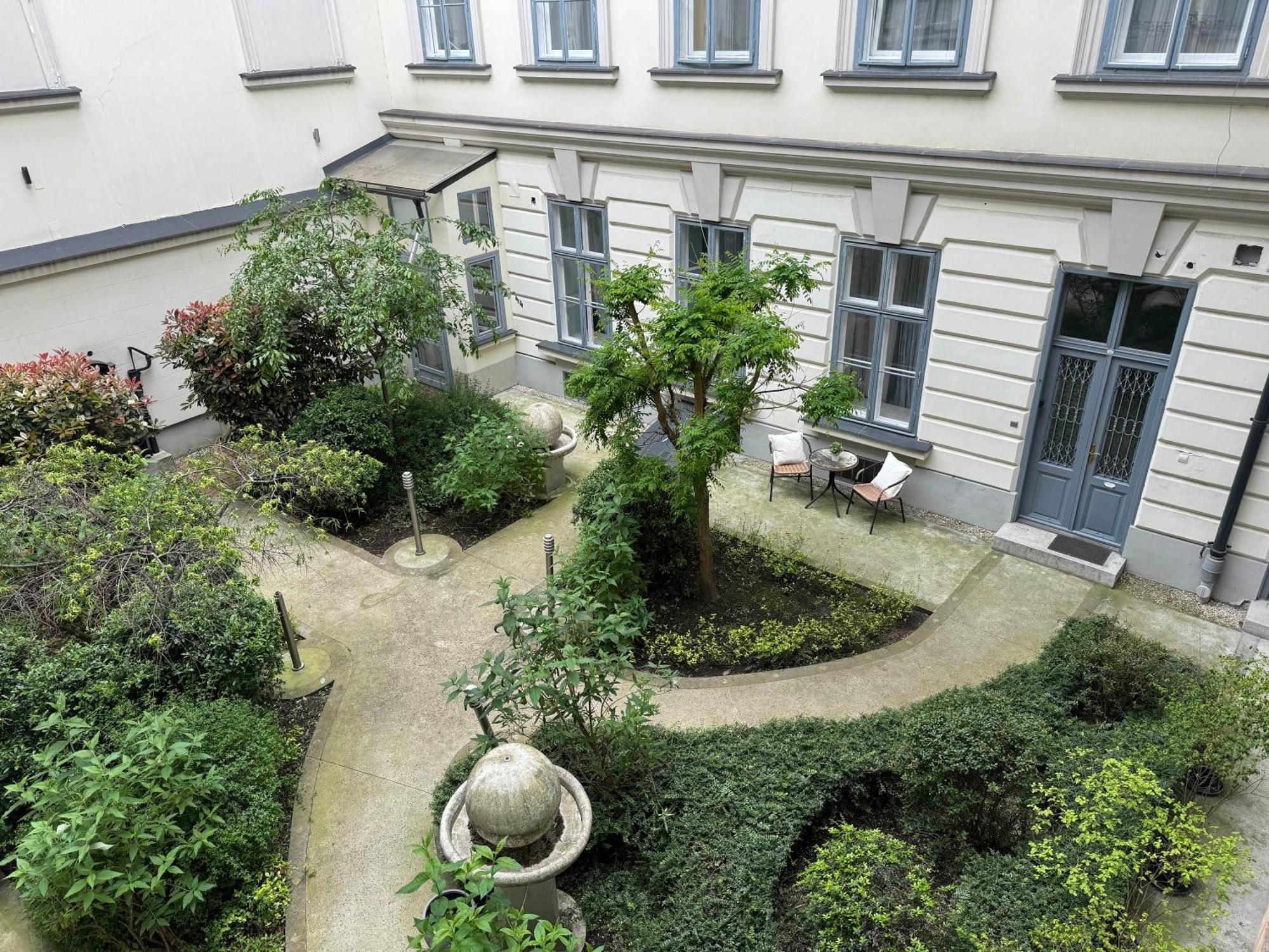 Appartamento Hidden Gem With Terrace On The Andrassy Fashion Road Budapest Esterno foto